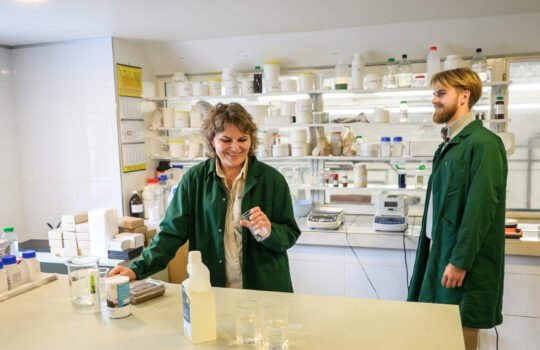 Agronomė konsultantė dr. Loreta Aleknavičienė ir laidos vedėjas VIVA FERTILIS laboratorijoje atlieka eksperimentus su vandeniu